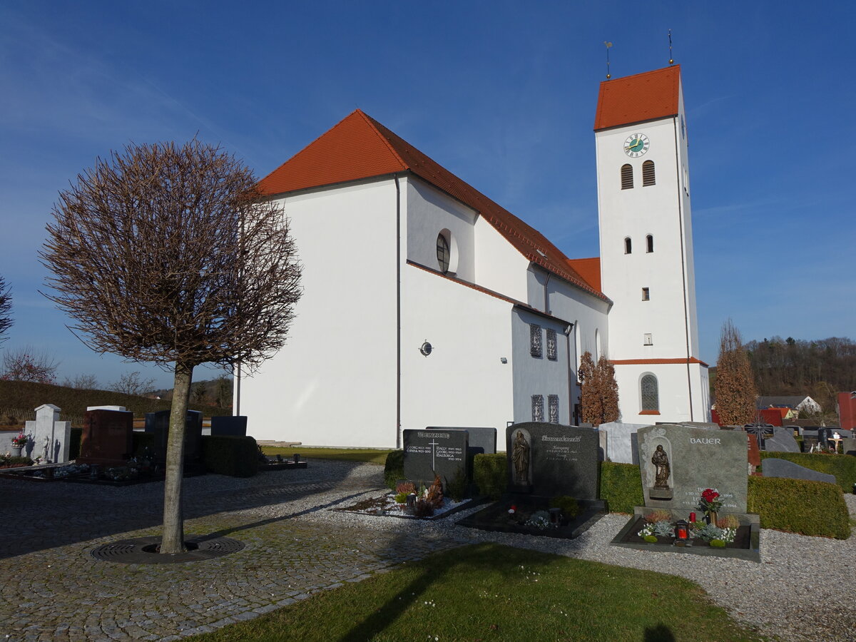 Rottenegg, Pfarrkirche St. Martin, Saalkirche mit Satteldach, erbaut von 1951 bis 1954 (27.12.2015)
