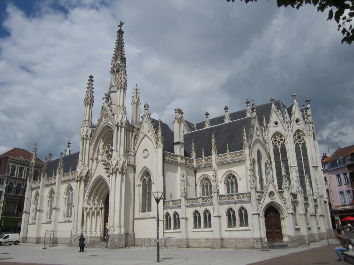 Roubaix, Kirche Saint-Martin am Grand Place, erbaut ab dem 14. Jahrhundert, erweitert Mitte des 19. Jahrhunderts auf 5 Kirchenschiffe durch Architekt Charles Leroy (30.06.2014)