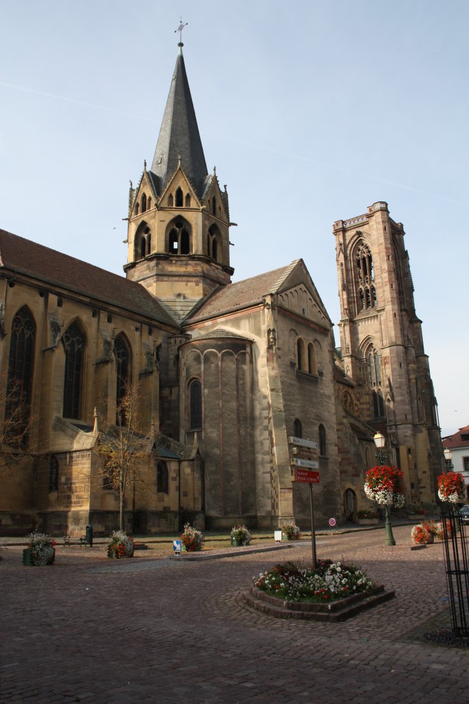 Rouffach, Kirche Notre-Dame de l`Assomption, erbaut aus gelbem Sandstein ab dem 12. Jahrhundert, Chor hochgotisch (05.10.2014)