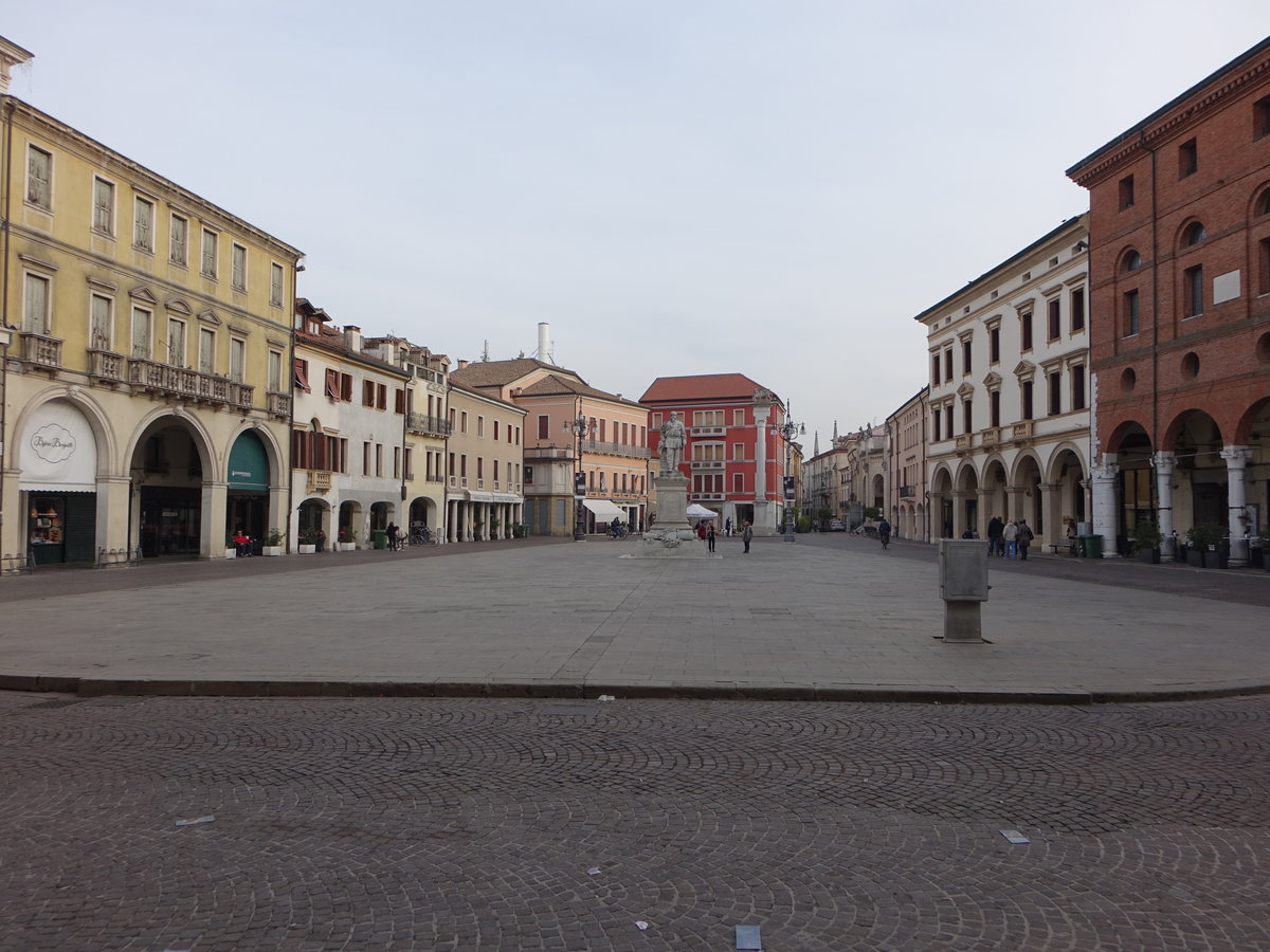 Rovigo, historische Gebude an der Piazza Vittorio Emanuele (29.10.2017)