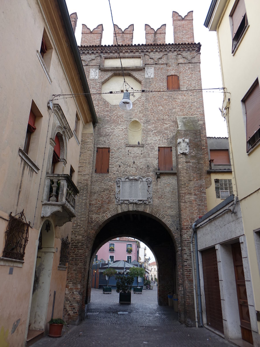 Rovigo, Porta San Bortolo an der Piazza Roma, erbaut von 1482 bis 1486 (29.10.2017)