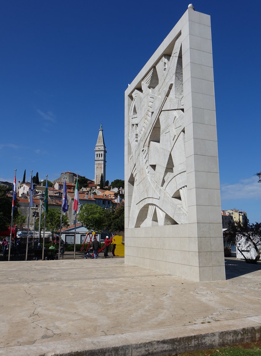 Rovinj, Denkmal am Valdibora Platz an der Hafenpromenade (29.04.2017)

