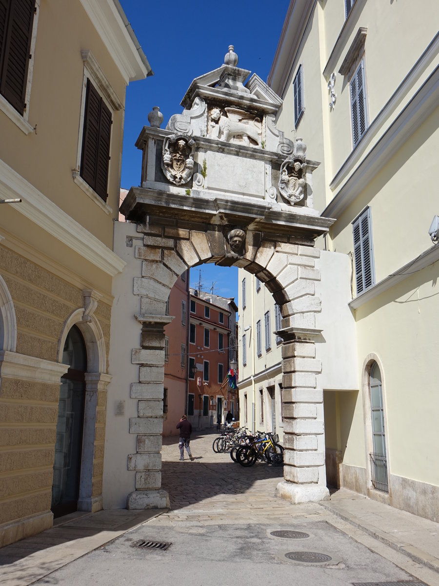 Rovinj, der Eingang in die Altstadt bildet die venezianische Porta Balbi aus dem Jahr 1680, geschmckt mit zwei Wappen und dem geflgelten Lwen der Venezianischen Republik (29.04.2017)