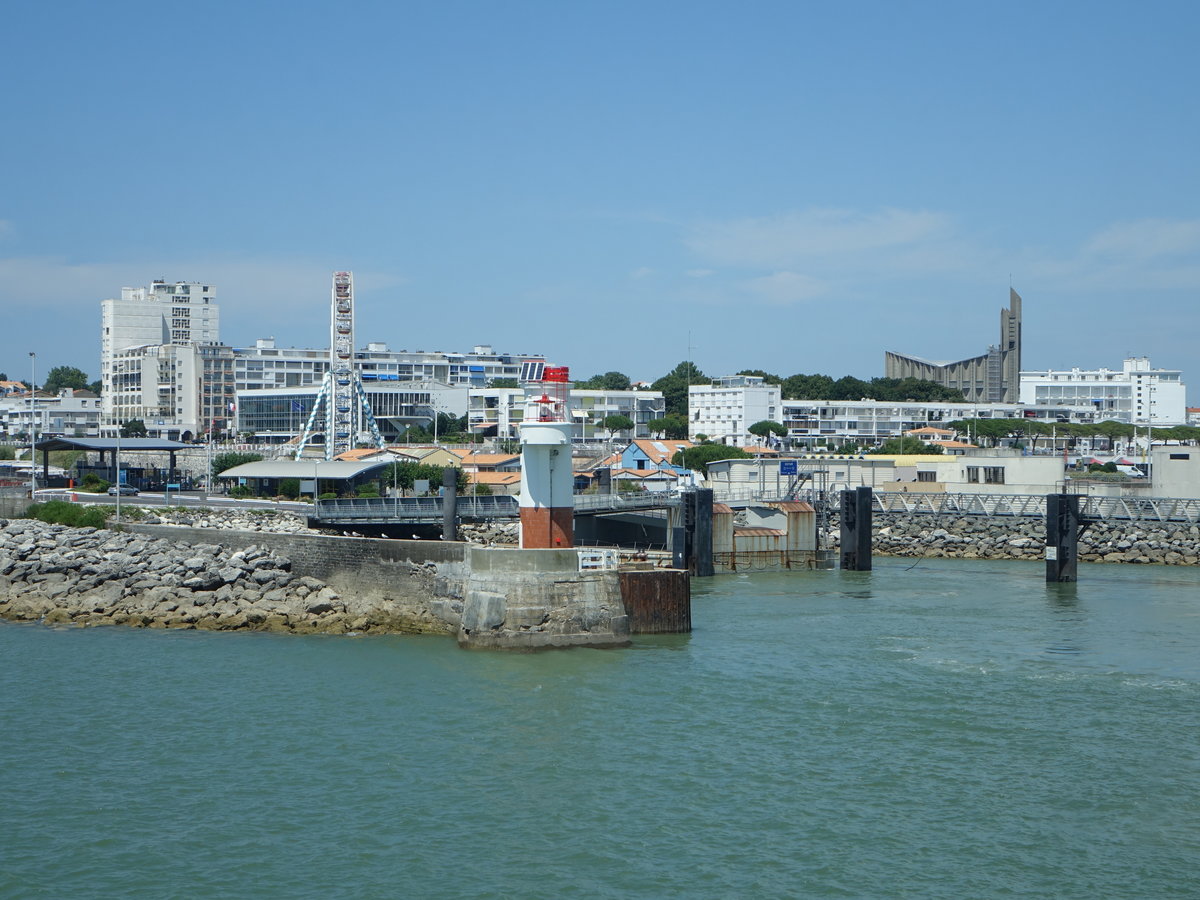 Royan, Ausblick auf den Hafen mit Palais de Congress, Riesenrad und Kirche Notre-Dame (24.07.2018)