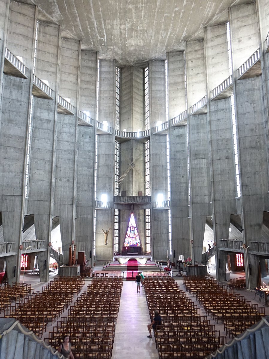 Royan, Innenraum aus Stahlbeton der neuen Kirche Notre-Dame (24.07.2018)