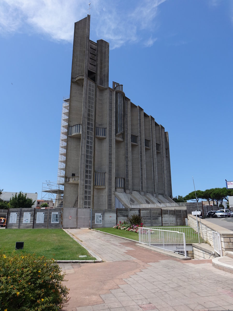 Royan, neue Notre Dame Kirche, erbaut von 1955 bis 1958, Architekten Guillaume Gillet und Marc Hbrard (24.07.2018)