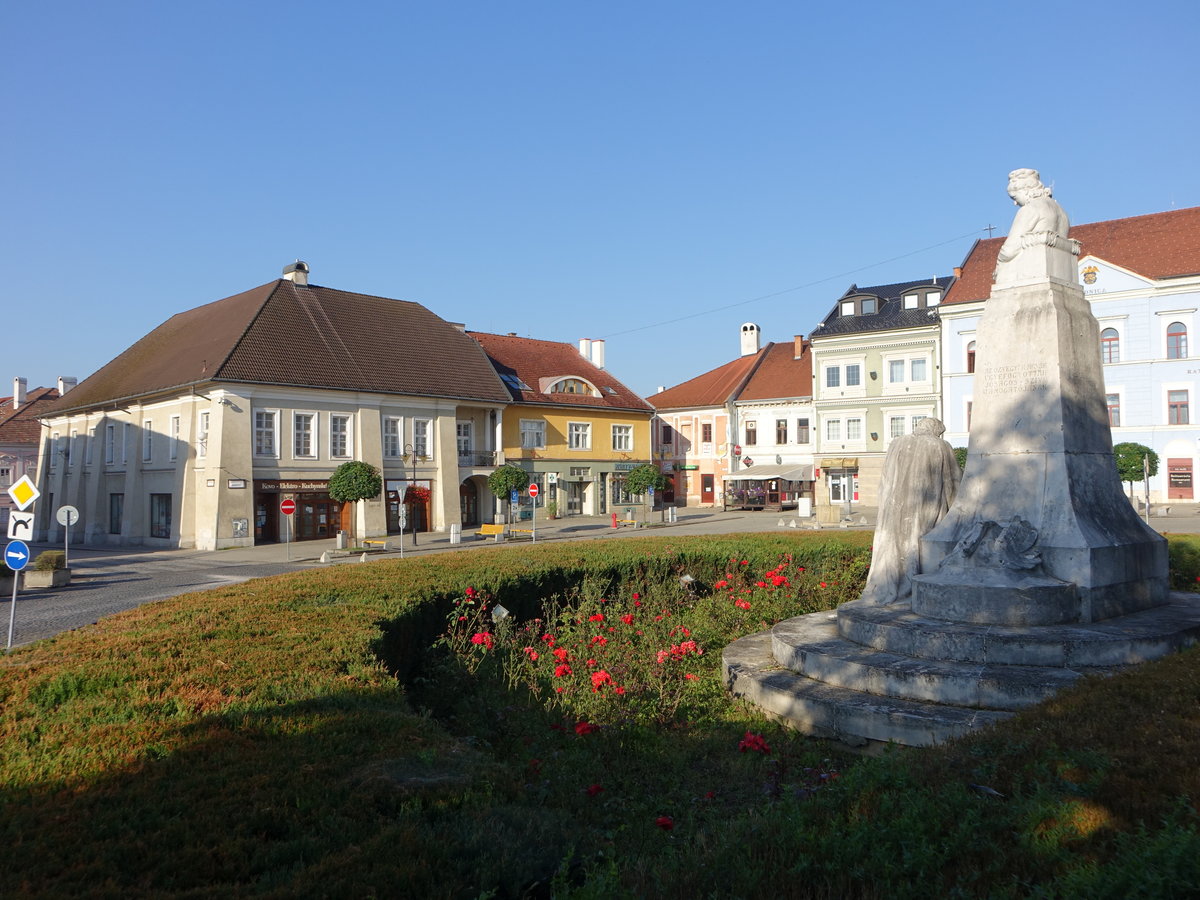 Roznava / Rosenau, historische Gebude und Denkmal fr Franziska Andrassy am Namesti Banikov (30.08.2020)