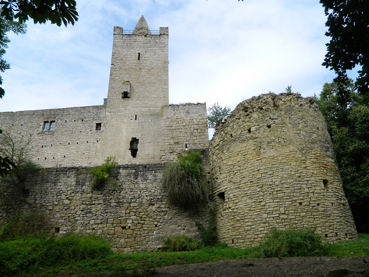 Rudelsburg: Ein beliebtes Ausflugsziel auf der Sdroute der Strae der Romanik in Sachsen-Anhalt ist die Rudelsburg, die  schnste aller Saaleburgen  (19. Jh), welche erstmals 1171 erwhnt wurde. Im Hochmittelalter fand die Burg auch zur Sicherung der Handelswege wie der  Via Regia  Verwendung. Heute befindet sich an diesem geschichtstrchtigem Ort eine Auenstelle des Standesamtes Bad Ksen und eine ausgezeichnete Gastronomie  (11.07.2017).