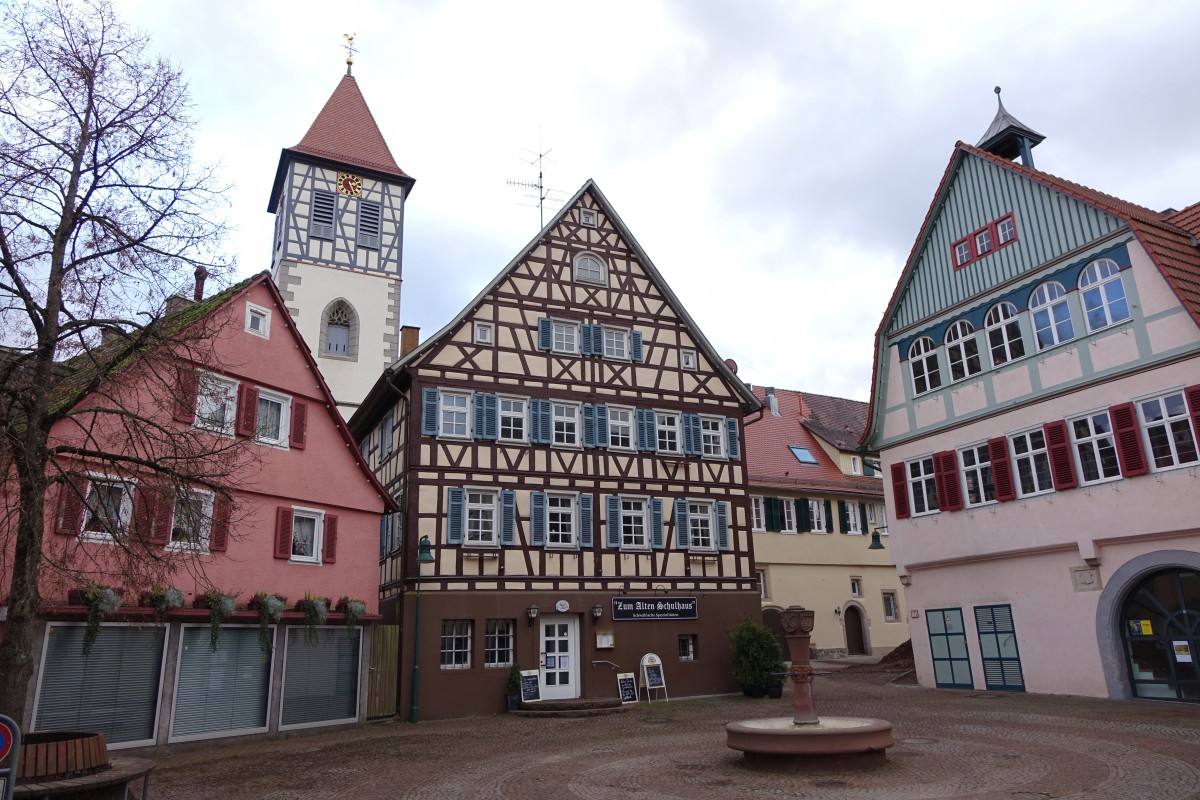 Rudersberg, Marktplatz mit Altem Schulhaus, Rathaus und Ev. St. Johannes Kirche (25.12.2014)