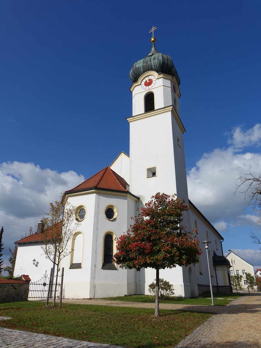 Ruderting, kath. Pfarrkirche St. Joseph, Saalkirche mit eingezogenem Polygonalchor, Chorflankenturm, erbaut von 1922 bis 1927 (21.10.2018)