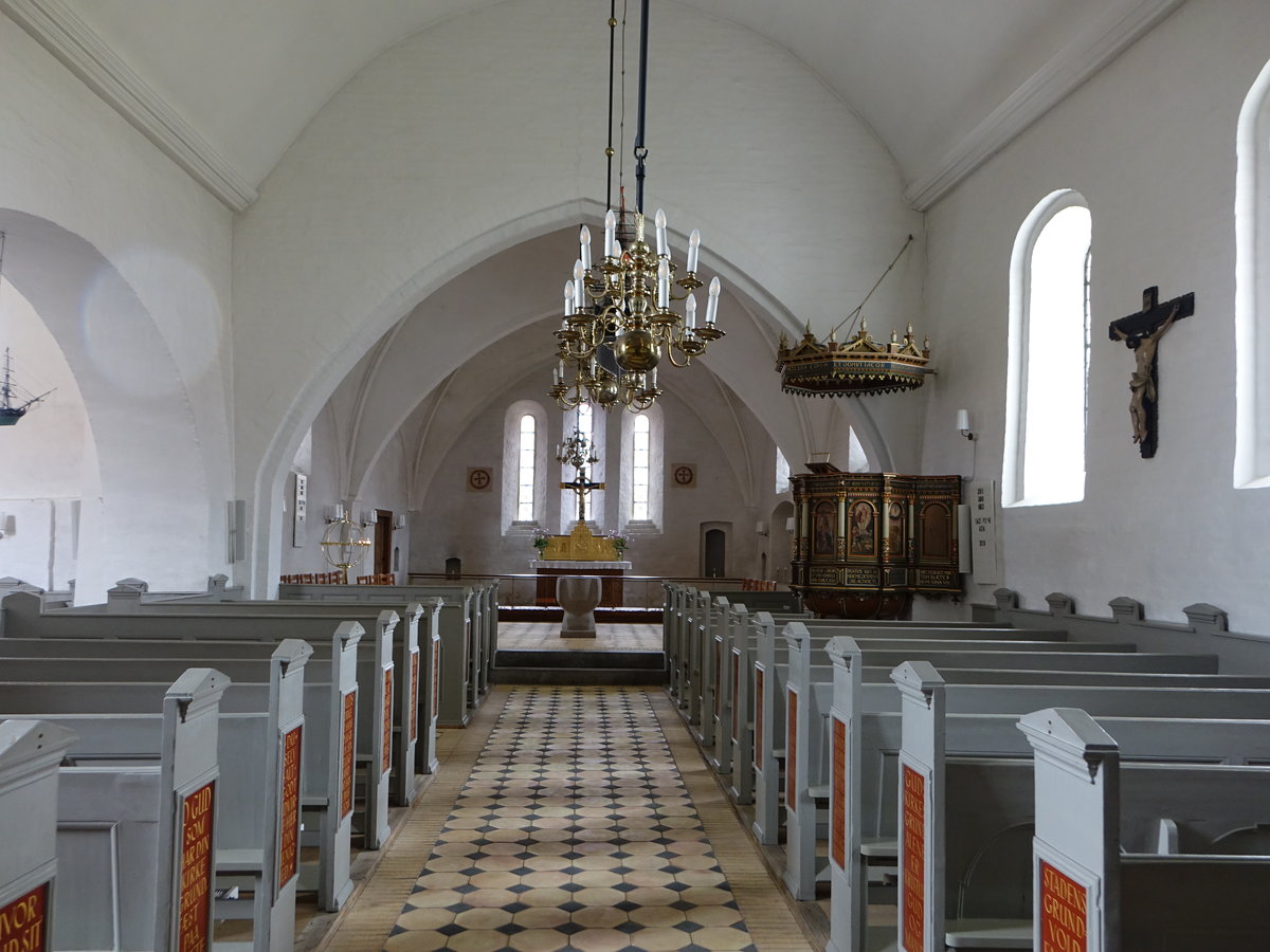 Rudkobing, Innenraum mit Kanzel in der Ev. Kirche (22.07.2019)