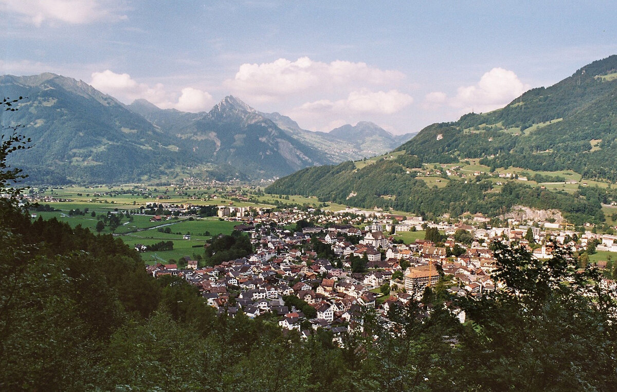 Rckblick auf Nfels am Aufstieg zum Obersee am 25.07.2003 (gescanntes Foto).