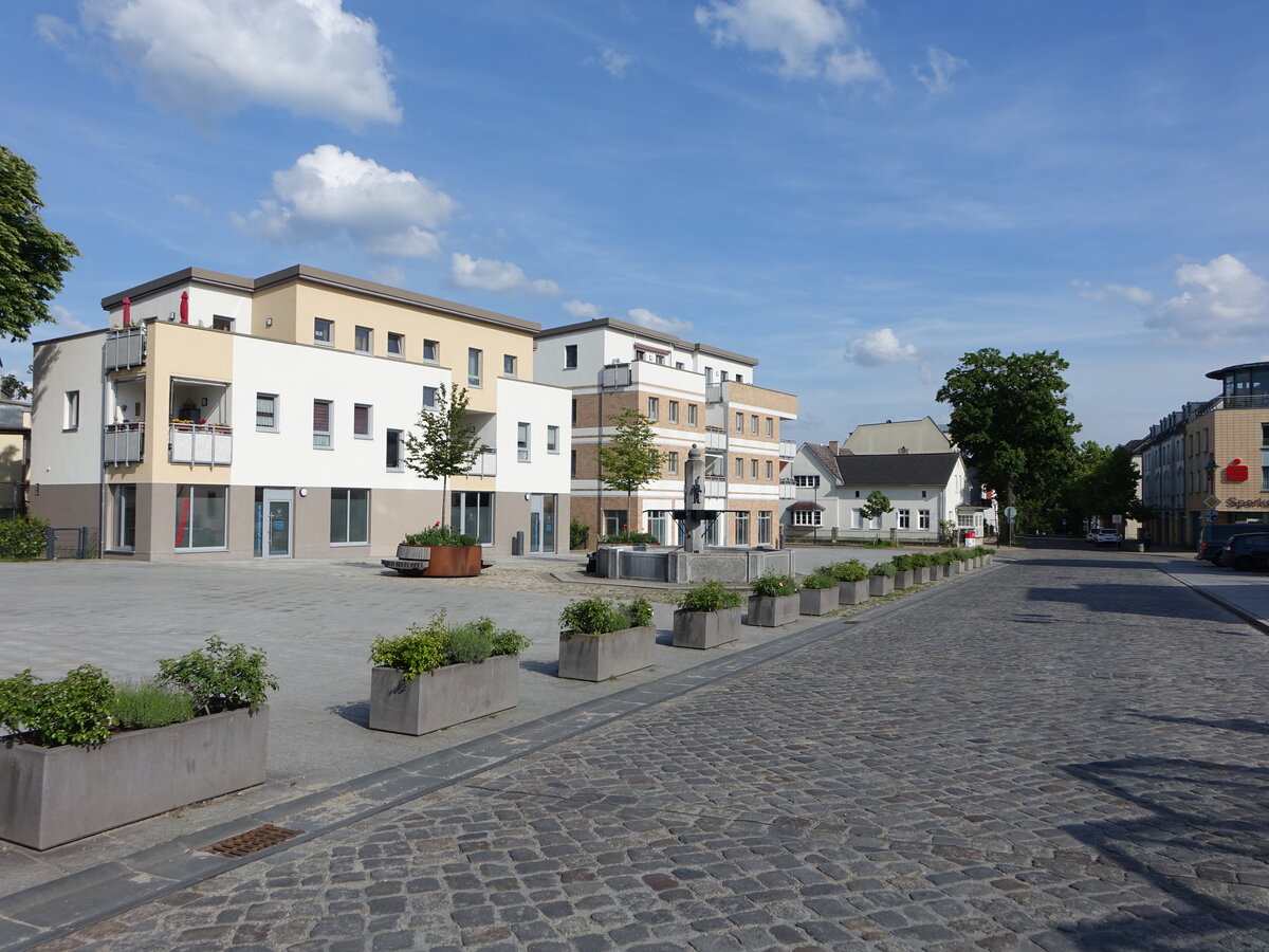 R�dersdorf, Brunnen und H�user am Marktplatz (24.05.2026)