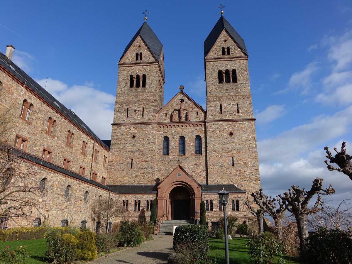 Rdesheim a. Rhein, Abtei St. Hildegard, erbaut von 1900 bis 1904 im neoromanischen Stil (30.01.2022)