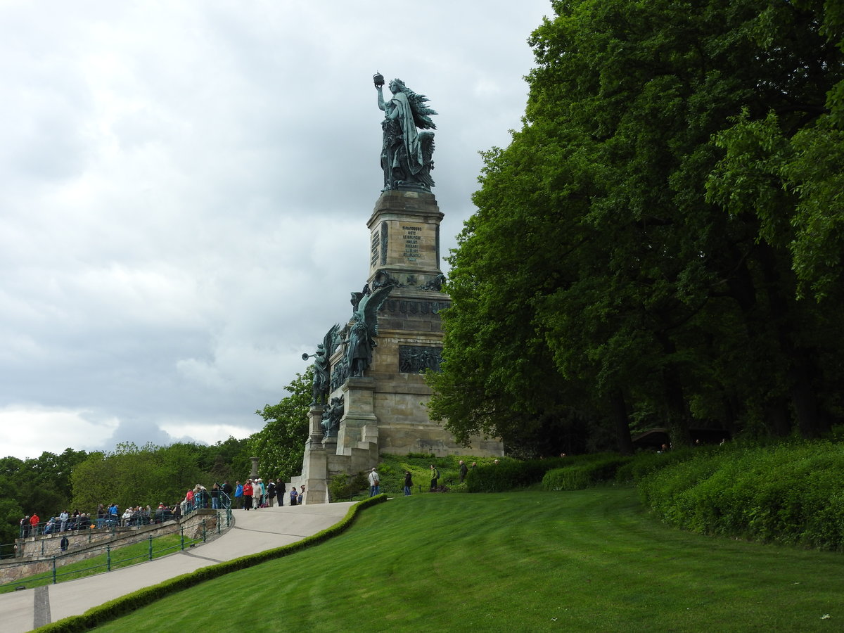 RDESHEIM und das NIEDERWALD-DENKMAL hoch ber der Weinstadt am 15.5.2016-
am 28.9.1883 eingeweiht sollte es an die Einigung Deutschlands 1871 erinnern.
Seit 2002 ist es Teil des UNESCO-Welterbes  Oberes Mittelrheintal  und eine
Fahrt mit der Gondel-Seilbahn hinauf auf die Anhhe hoch ber dem Rhein-Stdtchen
ist einfach nur traumhaft...