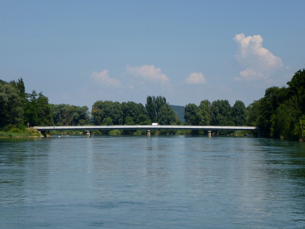 Rdlingen, Blick von der Schiffsanlegestelle zur 121m langen Straenbrcke ber den Rhein, 1871-73 erbaut, spter mehrmals umgebaut, Juli 2013