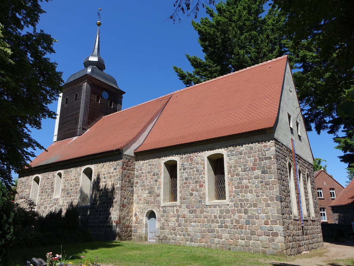 R�dnitz, evangelische Dorfkirche, erbaut von 1230 bis 1250, fr�hgotische Feldsteinkirche, Turmaufsatz 18. Jahrhundert (25.05.2026)