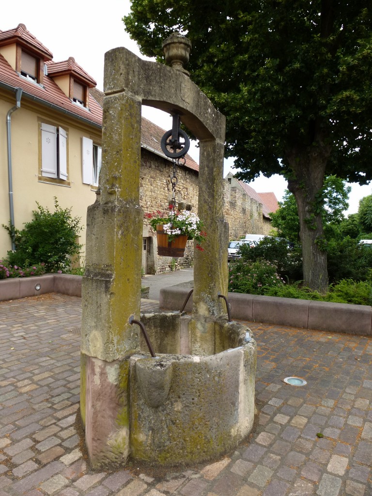 Rufach, ein historischer Brunnen an der ehemaligen Stadtmauer, Juni 2013