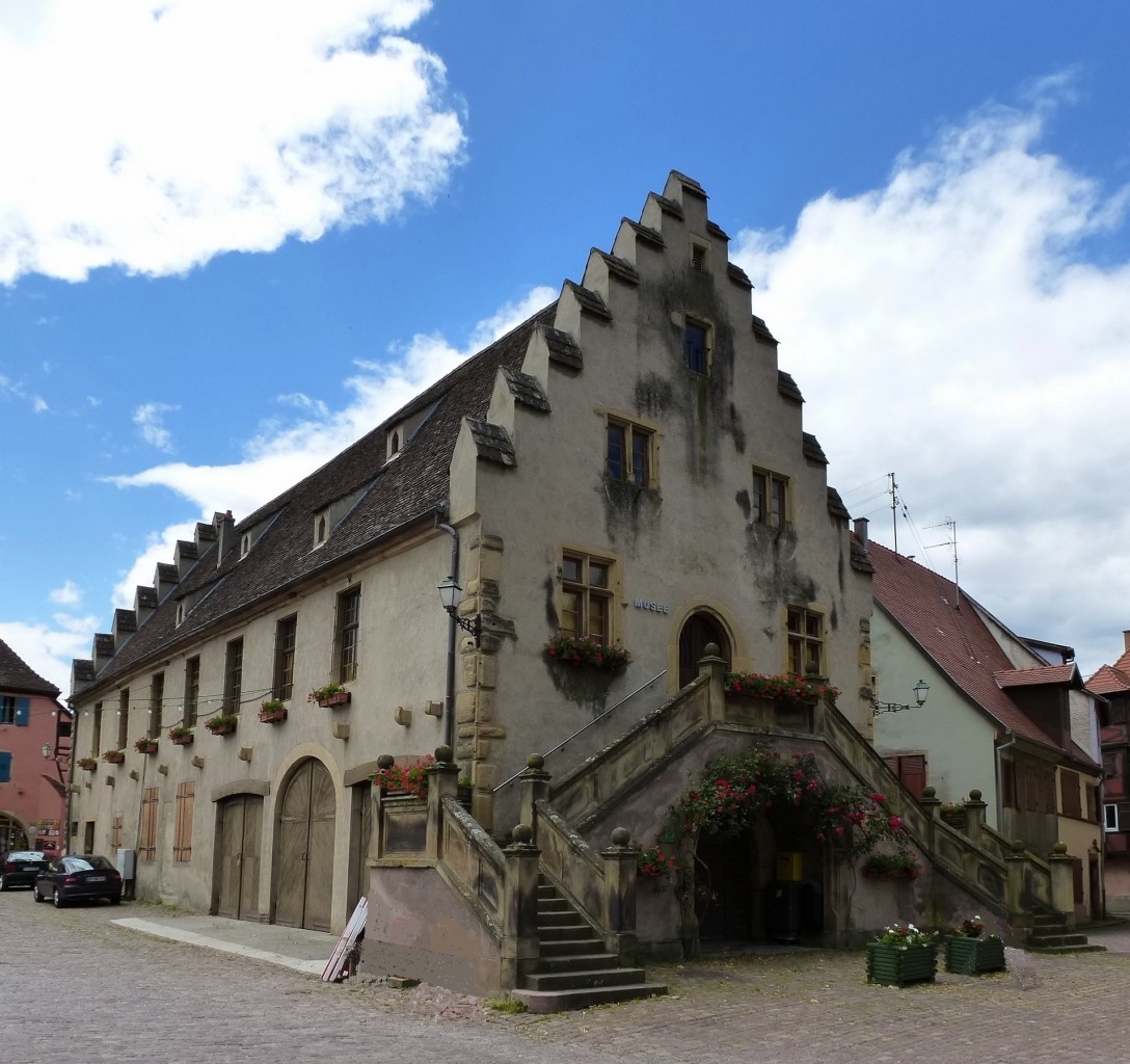 Rufach (Rouffach), das Alte Kornhaus aus dem 16.Jahrhundert, die Auentreppe stammt von 1924, Juni 2013