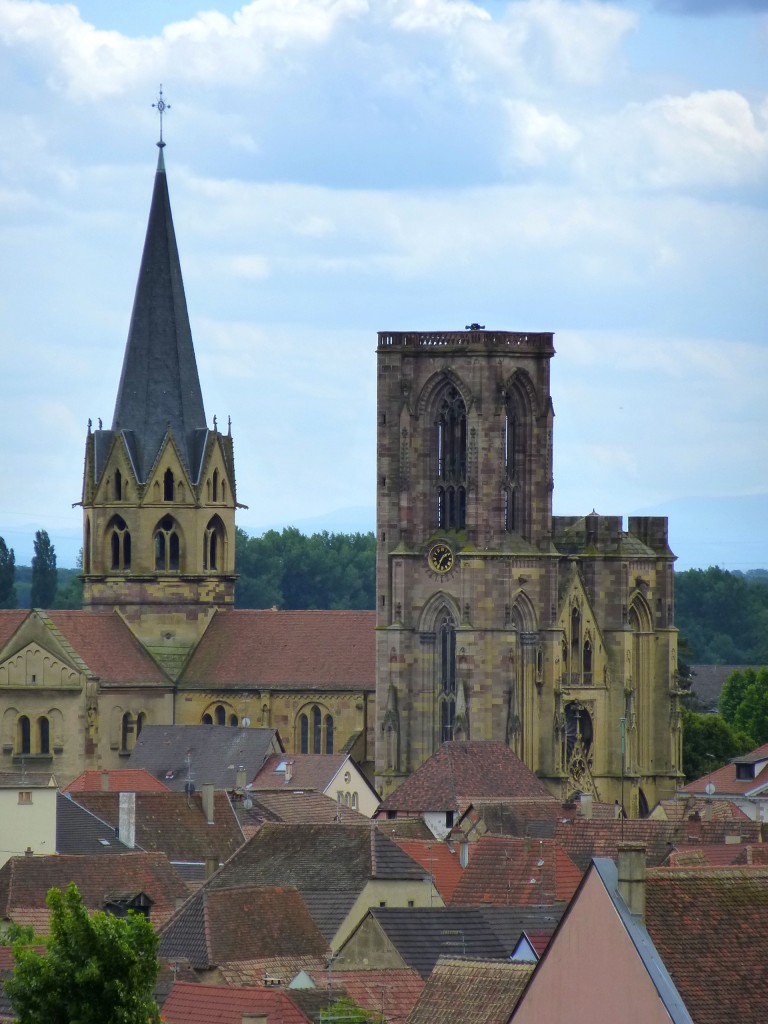 Rufach (Rouffach), Blick zu den drei Trmen der Maria-Himmelfahrt-Kirche, die Doppeltrme sind unvollendet, der Vierungsturm ist 68m hoch, Juni 2013