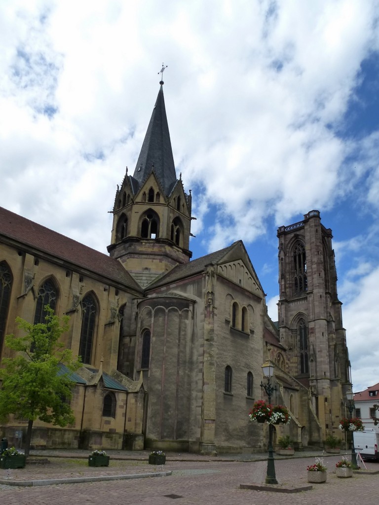 Rufach (Rouffach), die Nord-Ost-Seite der Maria-Himmelfahrt-Kirche, gehrt zu den bedeutendsten Kirchenbauten im Elsa, Juni 2013