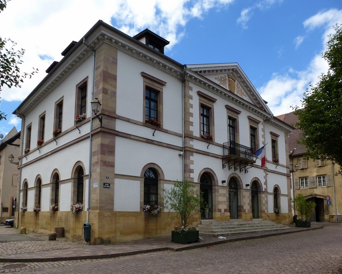 Rufach (Rouffach), das Rathaus der ca. 5000 Einwohner zhlenden Stadt am Fue der Vogesen, bereits 662 erstmals urkundlich erwhnt, Juni 2013