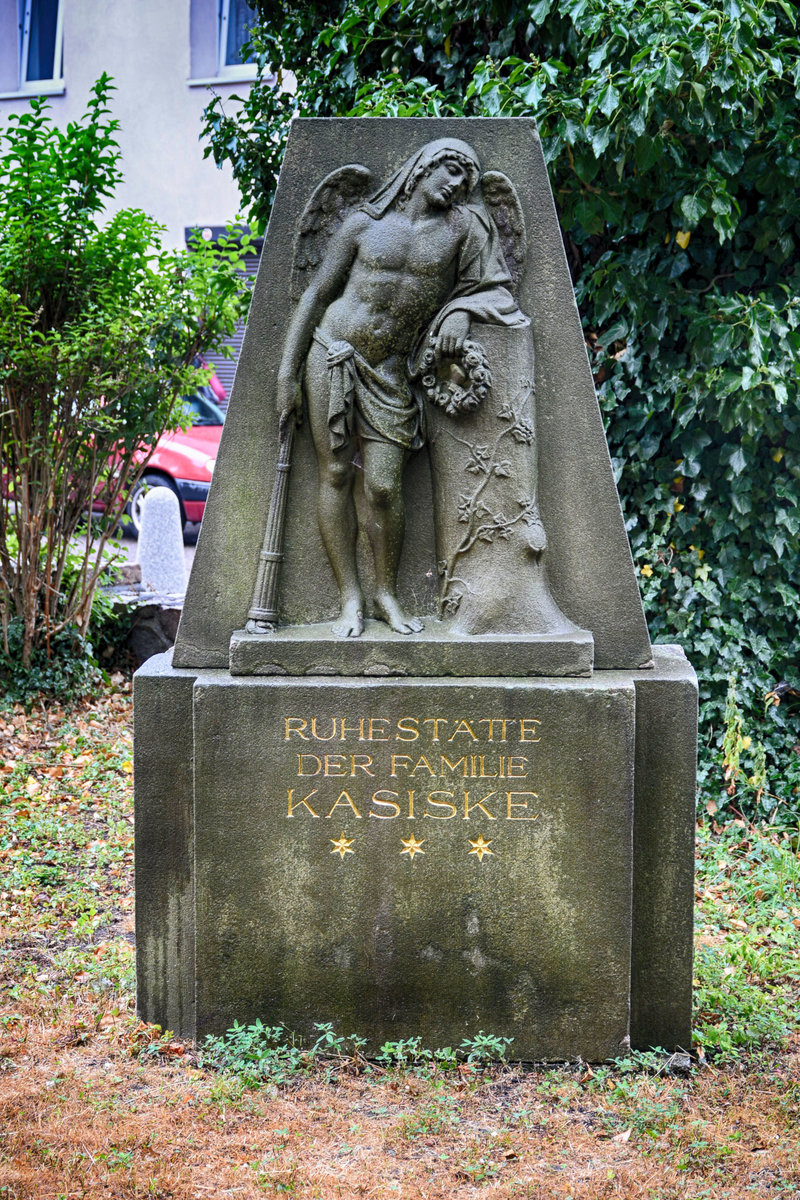 Ruhesttte aus deutscher Zeit an der Marienkirche in Darłowo (Rgenwalde), Hinterpommern. Aufnahme: 22. August 2020.