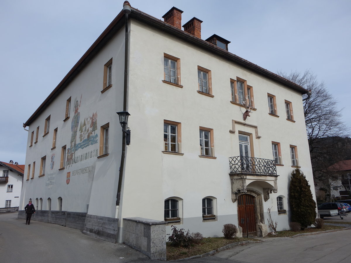 Ruhpolding, ehemaliges herzogliches Jagdschloss mit Hauskapelle, jetzt Heimatmuseum, 1587 erbaut fr Herzog Wilhelm V. von Martin Raffler (26.02.2017)