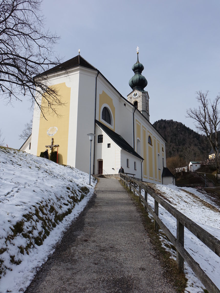 Ruhpolding, Pfarrkirche St. Georg, stattlicher zentralisierender Saalbau mit eingezogenem Altarraum, erbaut von 1738 bis 1758 durch Johann Baptist Gunetzrhainer (26.02.2017)