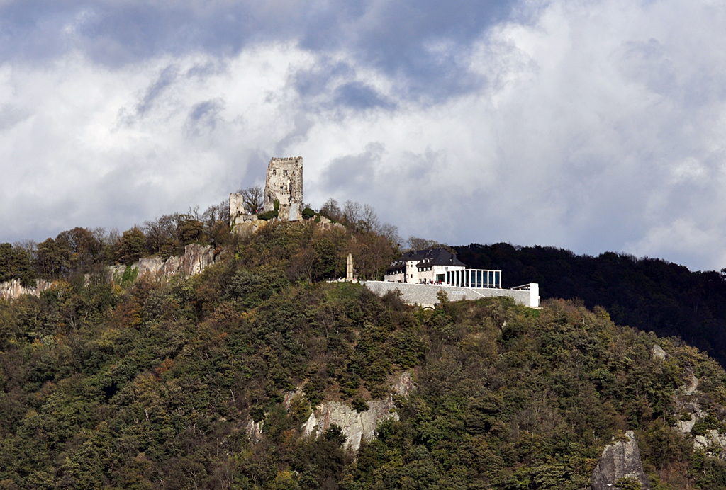 Ruine der Burg Drachenfels (1138 bis 1167 erbaut) und das Hotel Drachenfels - 30.10.2013