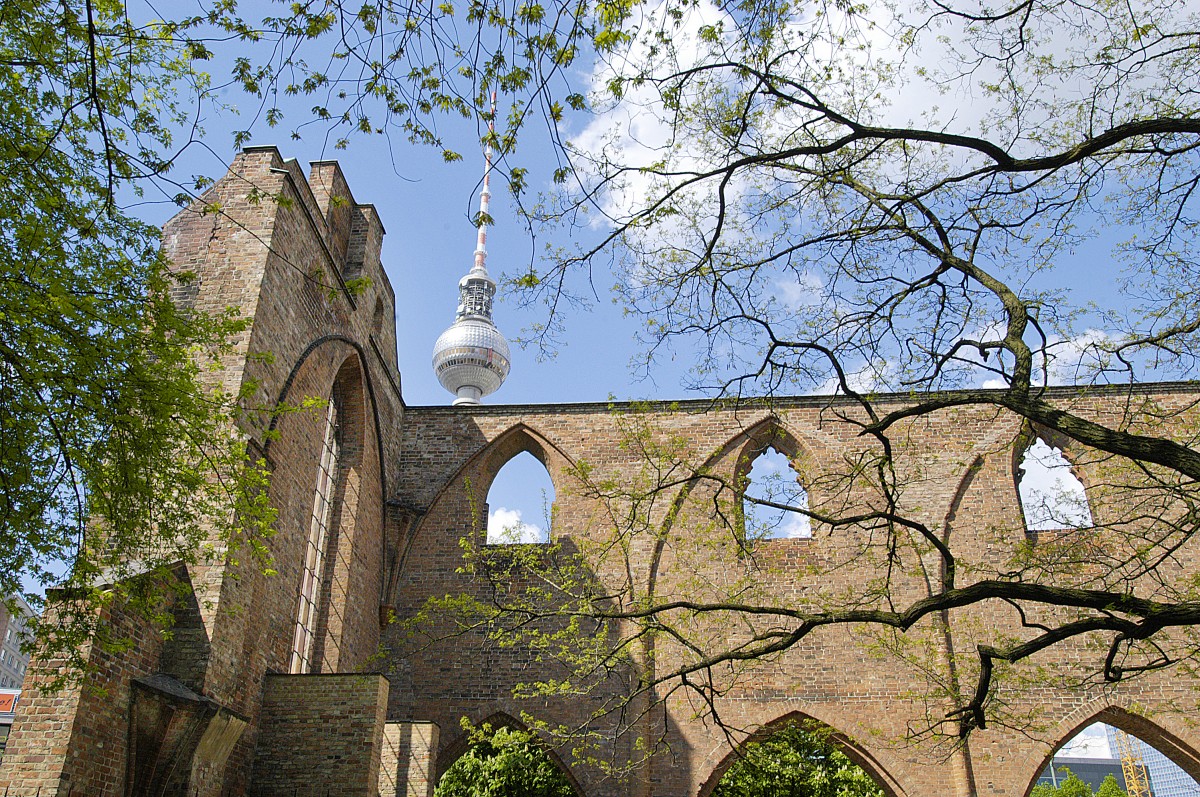 Ruine der Franziskaner-Klosterkirche mit dem Berliner Fernsehturm im Hintergrund. Aufnahme: 2. Mai 2008.
