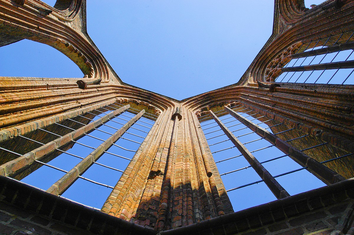 Ruine der Franziskaner-Klosterkirchein Berlin-Mitte von unten nach oben gesehen. Aufnahme: 2. Mai 2008.