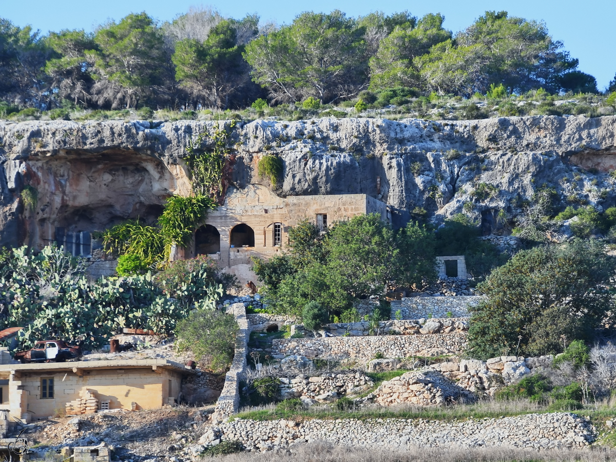 Ruinen berziehen das karge Land auf Malta. (Oktober 2017)