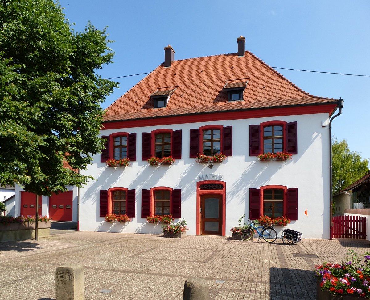 Rumersheim, das Rathaus der ca.1100 Einwohner zhlenden Gemeinde im Oberelsa, Juni 2017