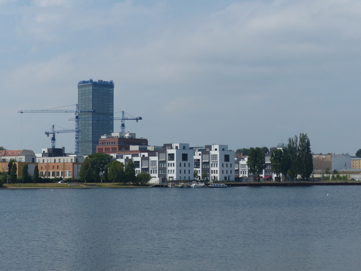 Rummelsburger Ufer in Berlin. Hier entsteht weiterhin hochwertiger Wohnraum, eine Brache wird transformiert, die Gegend ändert sich Jahr für Jahr. 8.7.2014