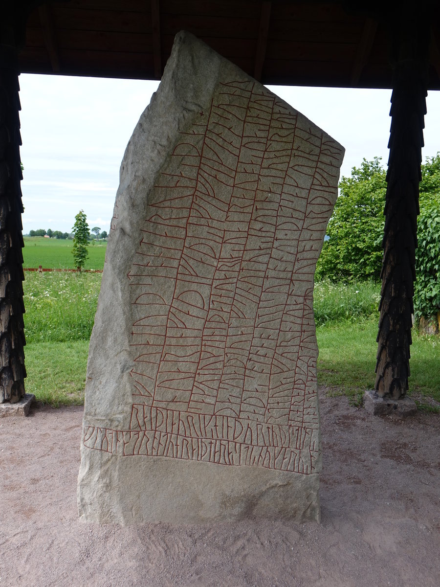 Runenstein von Rök. Er hat eine Höhe von 3,82 Metern und trägt eine Runeninschrift in altnordischer Sprache. Sie ist mit rund 750 Zeichen die längste bekannte Runenschrift, 9. Jahrhundert (15.06.2017)