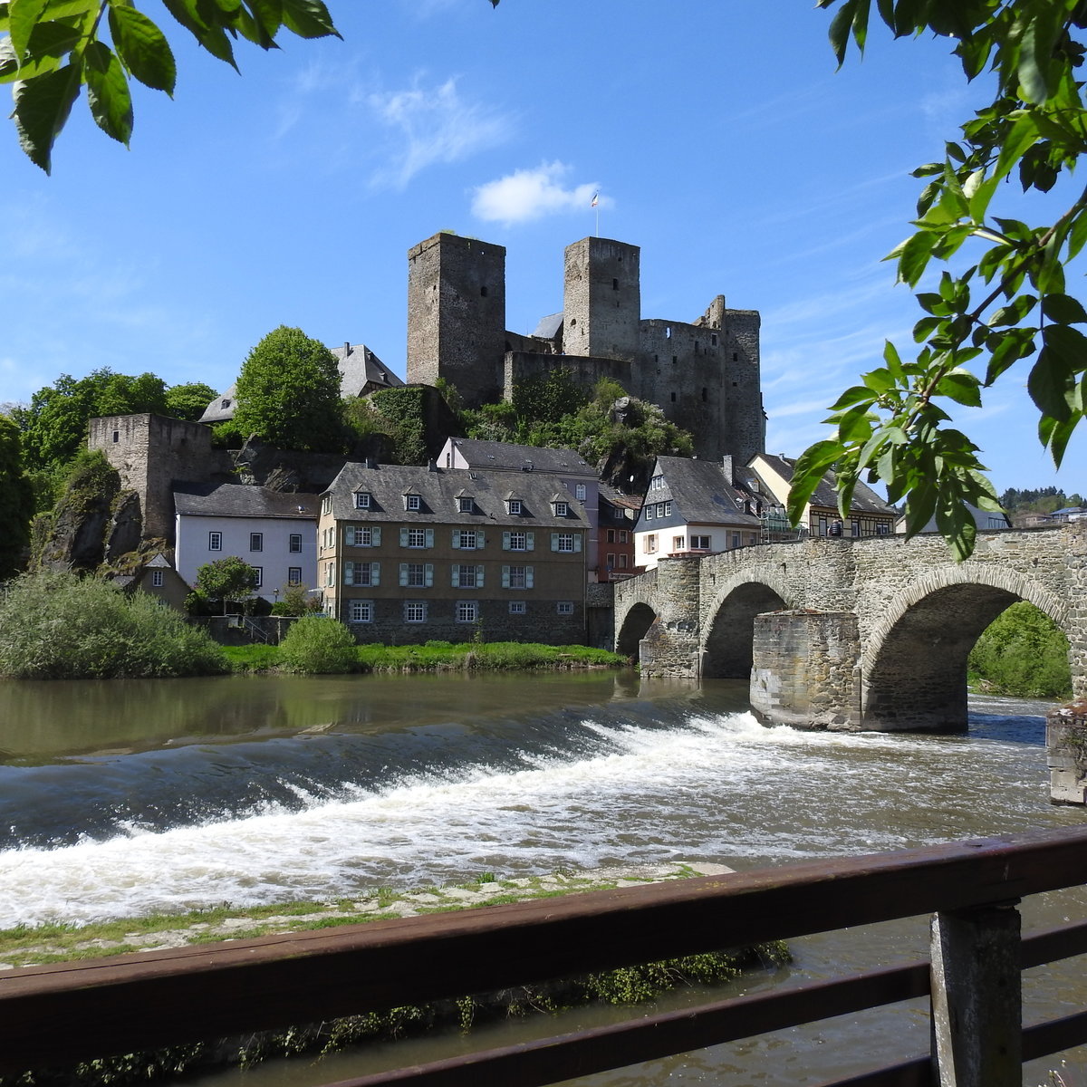 RUNKEL/LAHN MIT BURG UND LAHNBRCKE
berragt wird das kleine Stdtchen etwa 10 km oberhalb von Limburg von einer wehrhaften mittelalterlichen Burg,erstmals
1159 erwhnt-1543 war hier PHILIPP MELANCHTON,Mitstreiter LUTHERS und treibende Kraft der Reformation
zu Gast.Der Liedvers  Ein feste Burg ist unser Gott  trifft also neben der WARTBURG sicher auch auf Burg Runkel zu....
hier am 6.5.2017...
