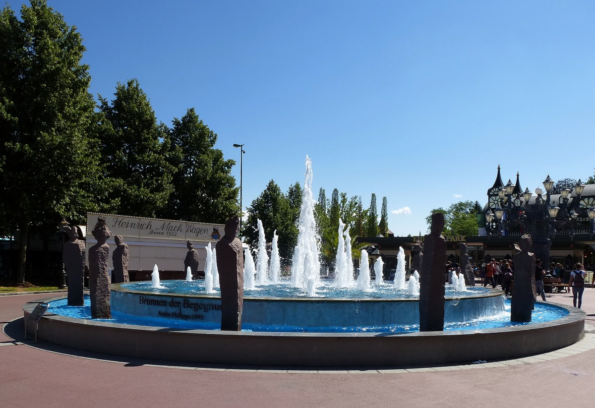 Rust, Brunnen der Begegnung von 1995, steht vor dem Haupteingang zum Europapark, Juli 2014