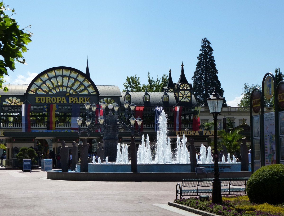 Rust, Haupteingang zum Europapark mit dem Brunnen der Begegnung, Juli 2014