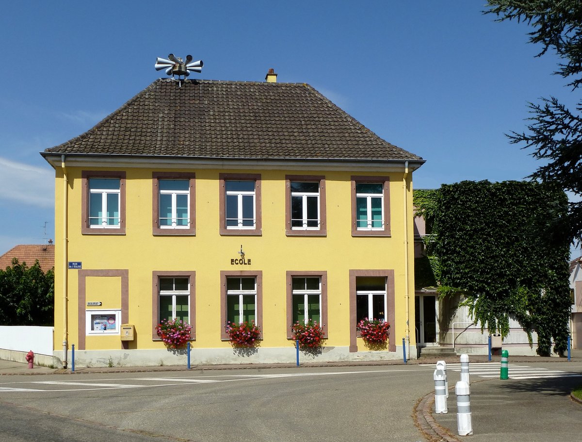 Rustenhart, das Schulgebude der Gemeinde, Aug.2017