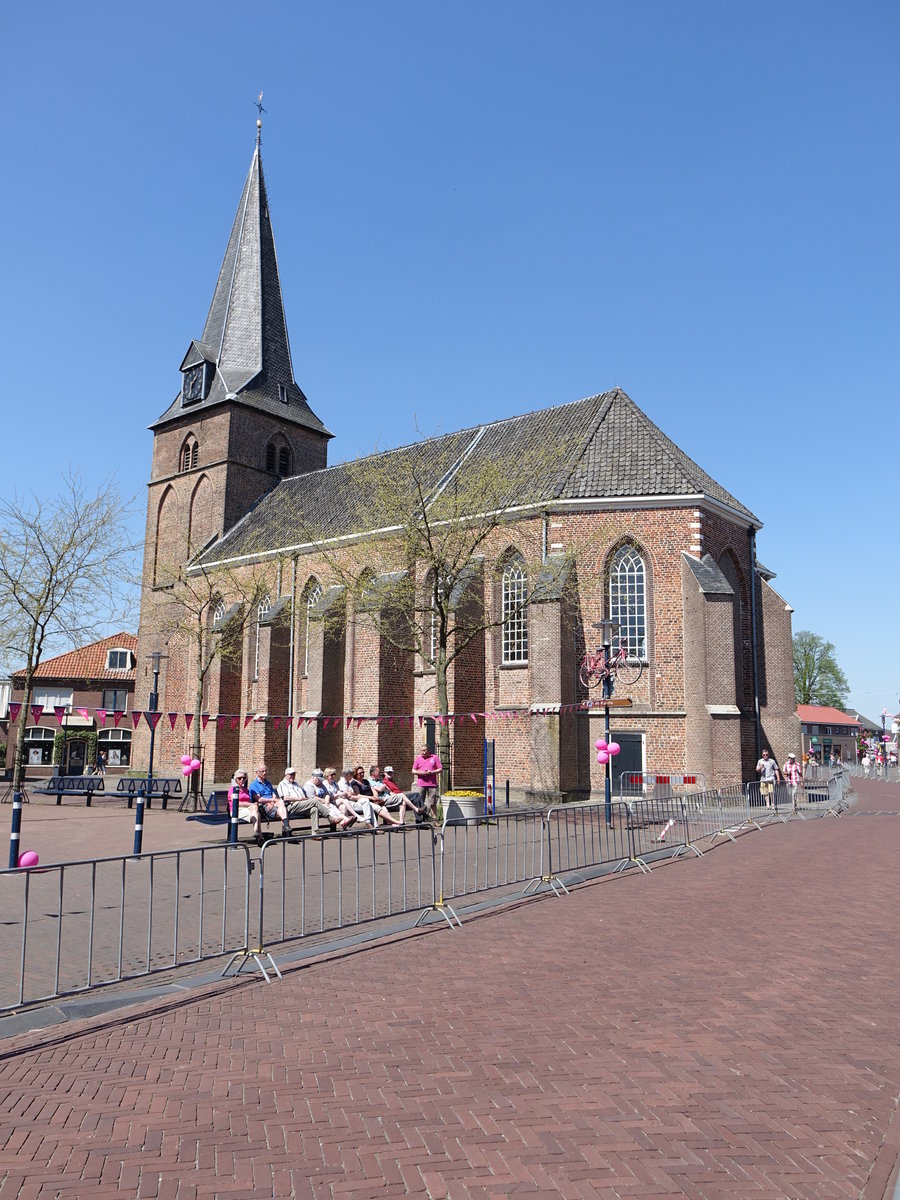 Ruurlo, Ref. Kirche, einschiffige gotische Kirche, erbaut im 14. Jahrhundert, Kirchturm 15. Jahrhundert, Erhhung und Umgestaltung des Mittelschiffs im 16. Jahrhundert (08.05.2016)