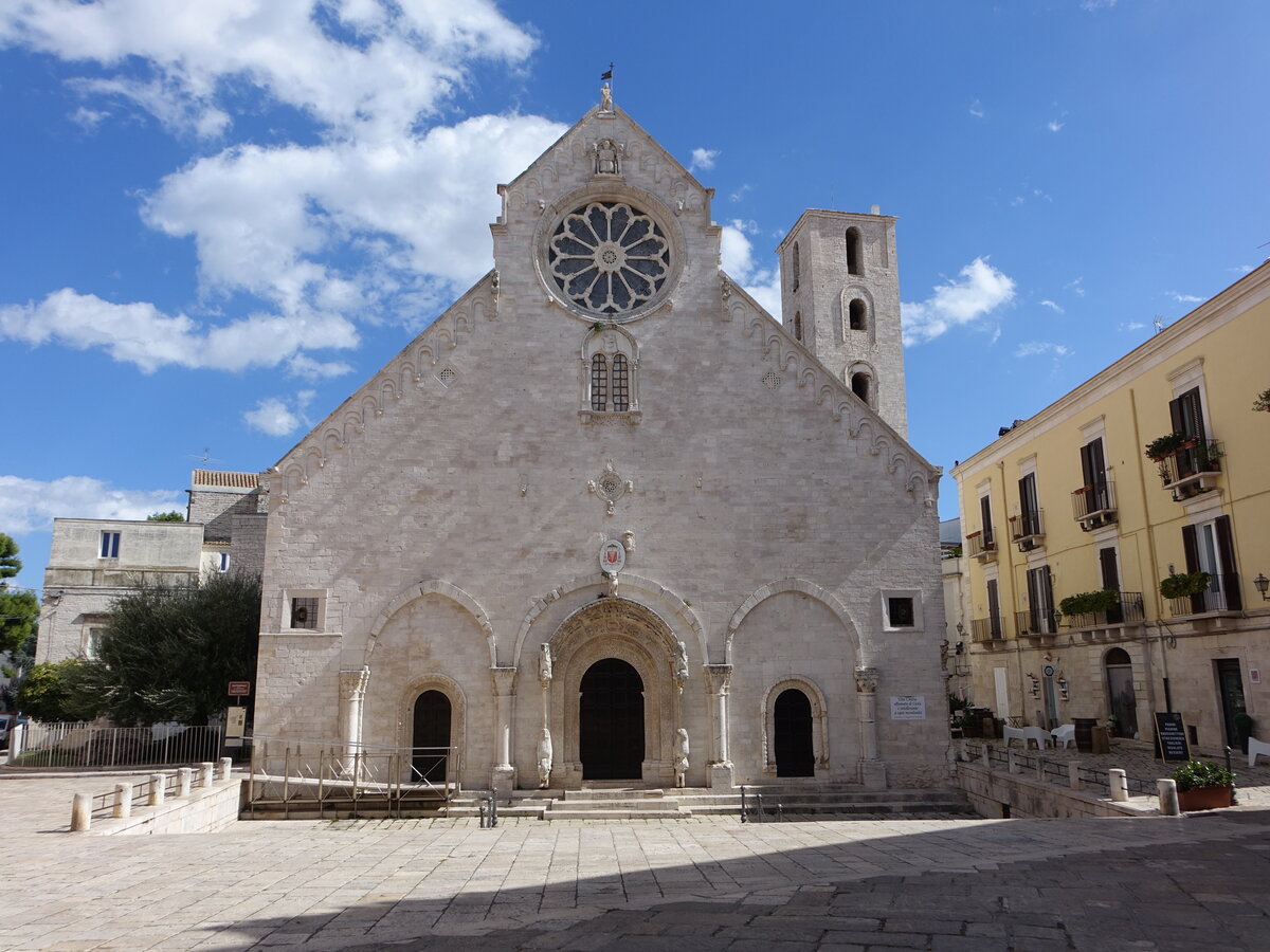 Ruvo di Puglia, Kathedrale Santa Maria Assunta, erbaut im 13. Jahrhundert im romanischen Stil, Rosette von 1237 (27.09.2022)