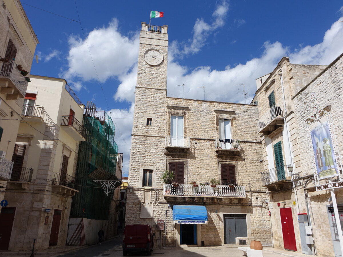 Ruvo di Puglia, Torre Civica dell Orologio, erbaut im 17. Jahrhundert (27.09.2022)