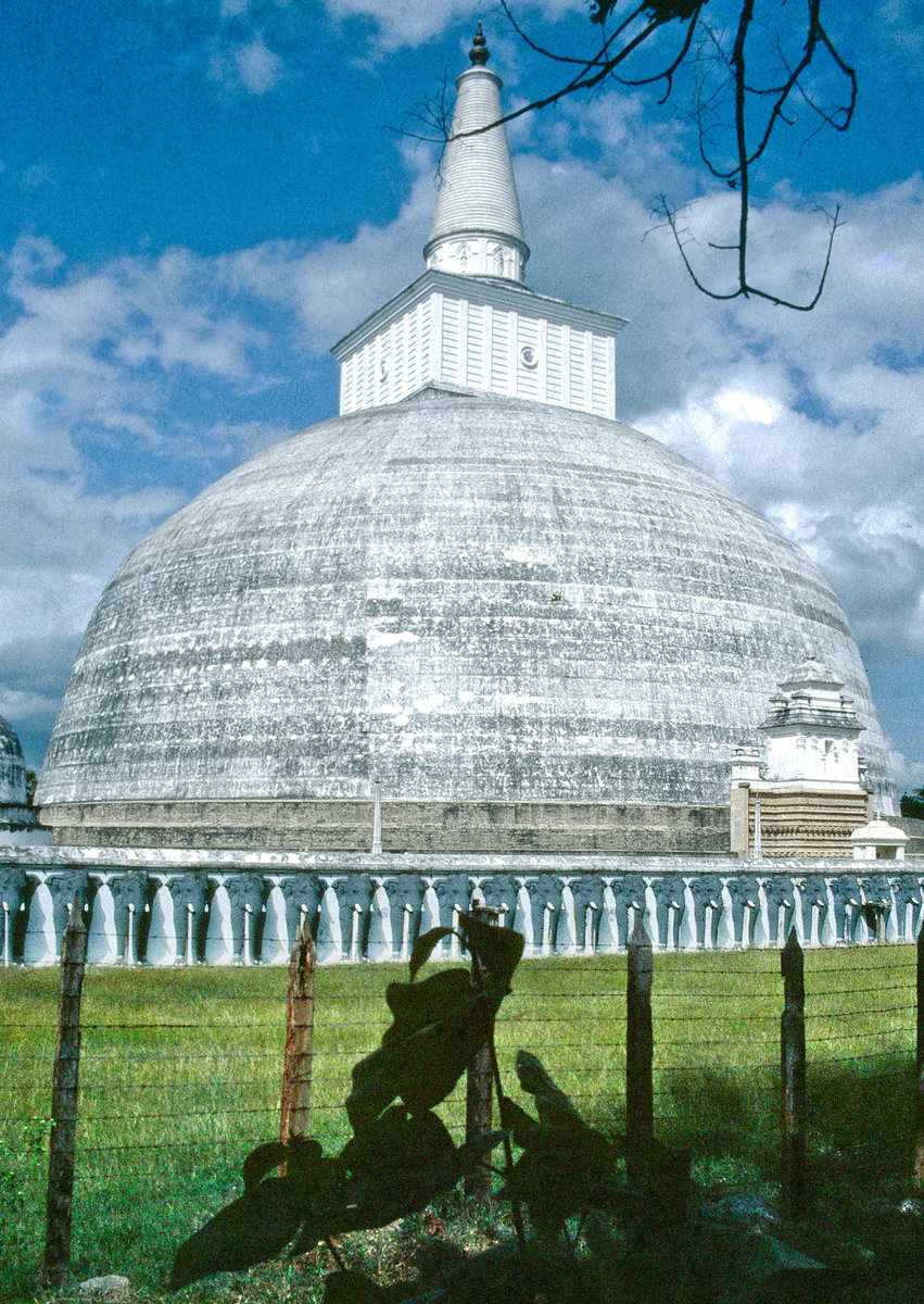 Ruwanweli Dagoba in Anuradhapura. Bild vom Dia. Aufnahme: Januar 1989.