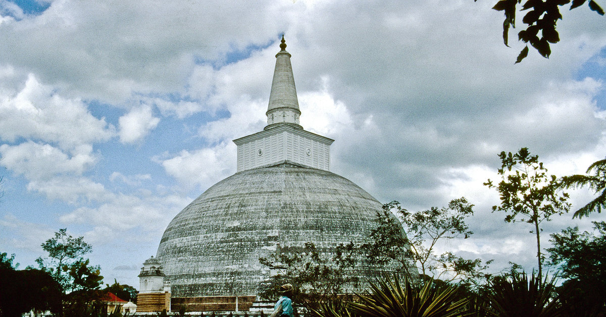 Ruwanweli Dagoba in Anuradhapura. Bild vom Dia. Aufnahme: Januar 1989.