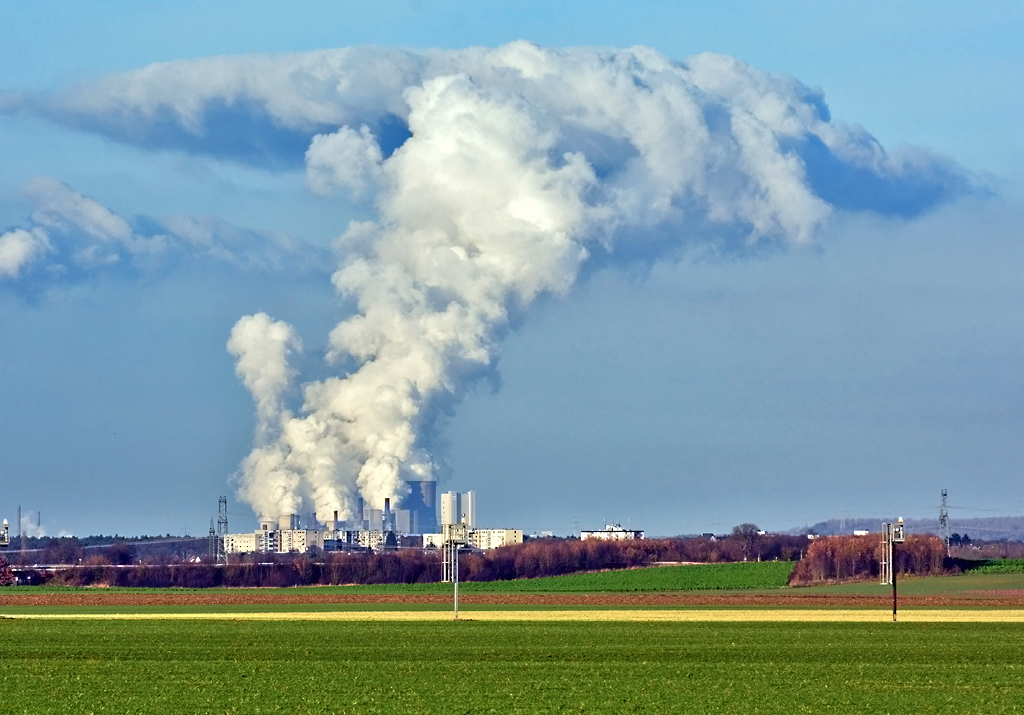 RWE-Braunkohlekraftwerk in Niederauem unter Volldampf - 03.12.2015