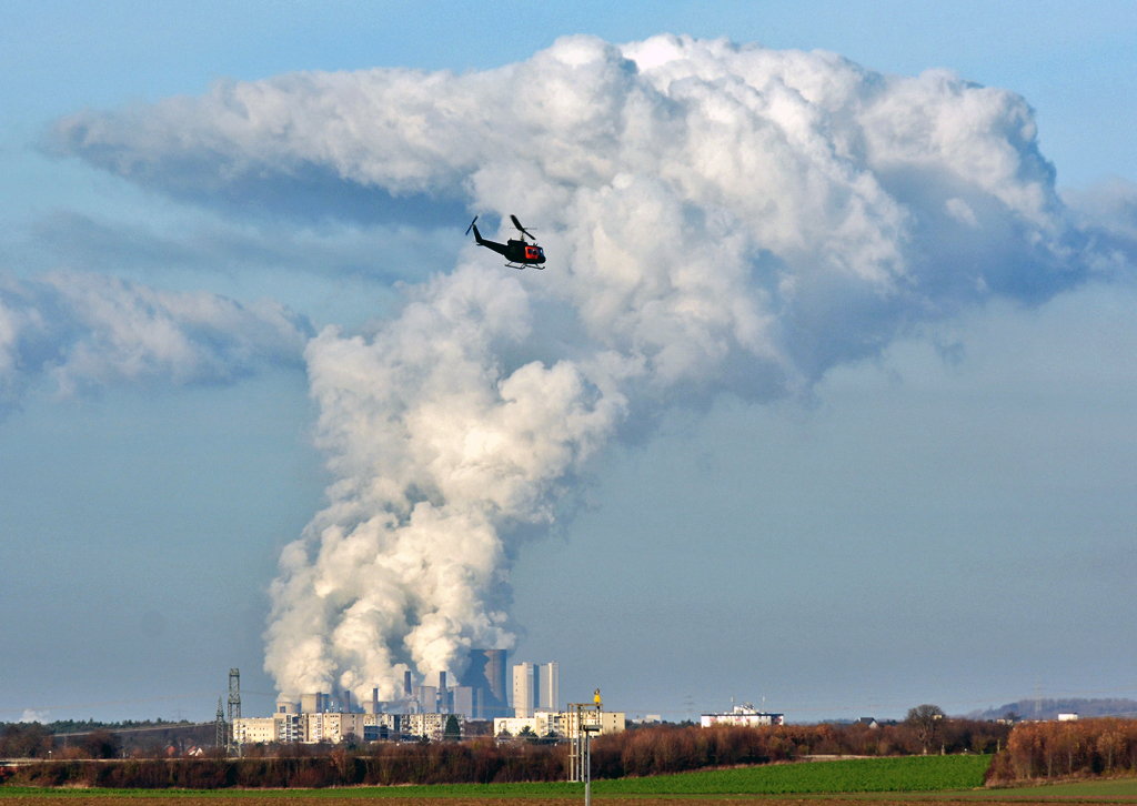 RWE-Dampfwolke vom Braunkohlekraftwerk Niederauem...und ein SAR-Hubschrauber fliegt passend durch`s Bild. 03.12.2015
