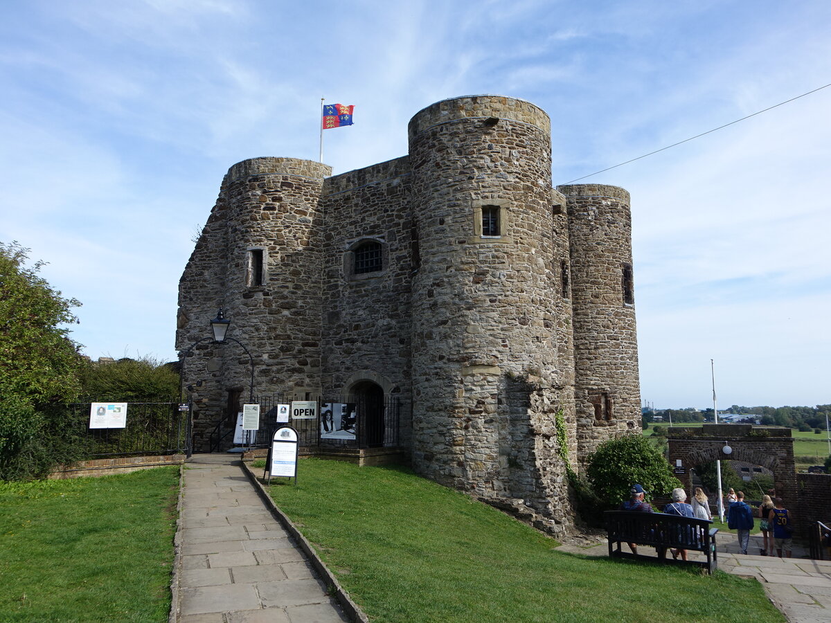 Rye, Ypres Tower, erbaut bis 1249 unter Heinrich II., mchtige quadratische Anlage mit den drei halbrunden Ecktrmen (03.09.2023)