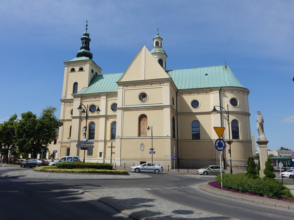 Rzeszow, Pfarrkirche Maria Himmelfahrt, Barockkirche mit Westturm, erbaut von 1624 bis 1629 (17.06.2021)
