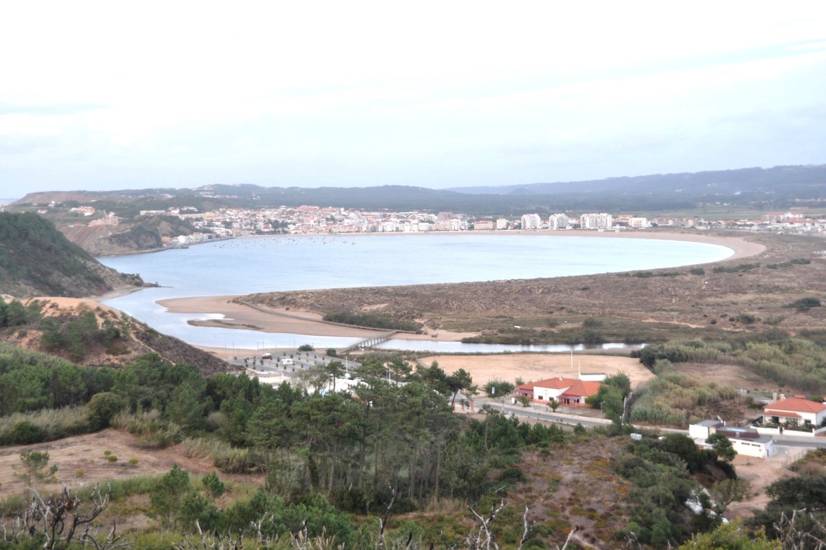 SO MARTINHO DO PORTO (Concelho de Alcobaa), 27.09.2013, Blick vom Ortsteil Salir do Porto auf die Bucht